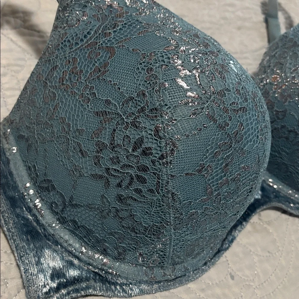 Victoria’s Secret Push Up 2 Cup sizes added Chantilly Lace Bra 38DD